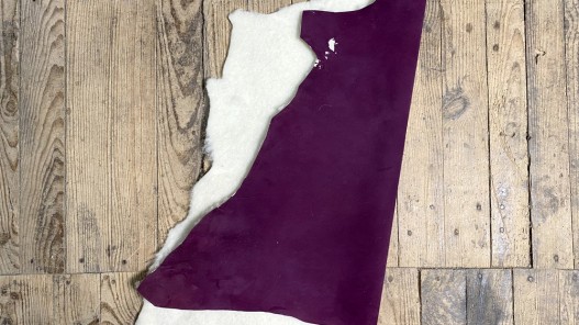 Peau de mouton violette double face laine tissée blanche - maroquinerie ou vêtement - Cuir en Stock