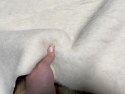 Peau de mouton violette double face laine tissée blanche - maroquinerie ou vêtement - cuir en stock