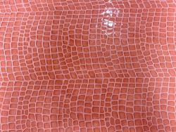 Morceau de cuir prédécoupé - rectangulaire - veau vernis façon crocodile corail - Cuir en Stock