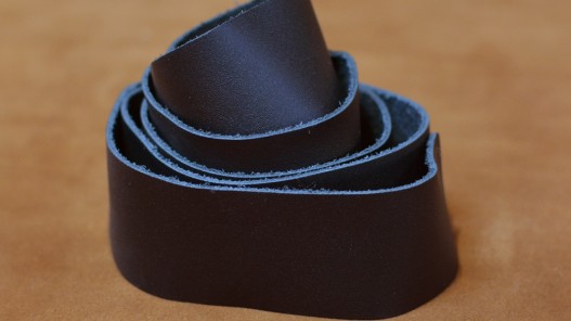 Bande de cuir souple - 3.2 cm x 68 cm - Noir - lanière - anses - Cuir en Stock