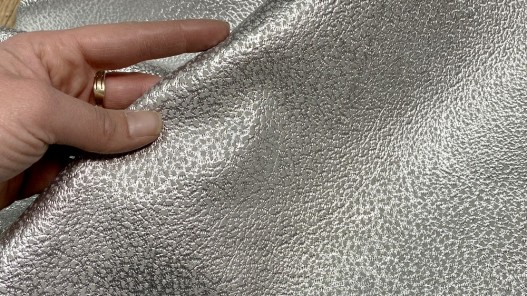 Peau de cuir d'agneau métallisé grainé - Argent / ivoire - maroquinerie - vêtement - accessoire - Cuir en stock