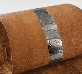 Peau de cuir de patte d'autruche camel métallisé argent - bijou - bracelet de montre - maroquinerie - Cuir en Stock
