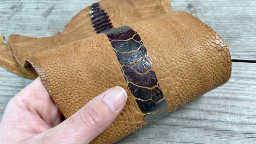 Peau de cuir de patte d'autruche camel métallisé argent - bijou - bracelet de montre - maroquinerie - Cuir en stock