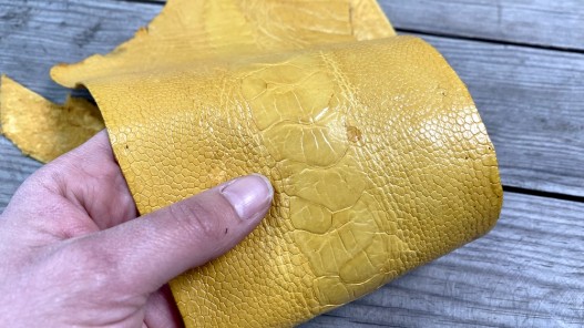 Peau de cuir de patte d'autruche jaune - bijou - bracelet de montre - maroquinerie - Cuir en stock