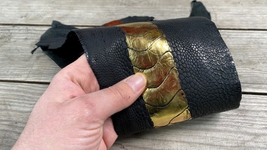Peau de cuir de patte d'autruche noir métallisé or - bijou - bracelet de montre - maroquinerie - Cuir en stock