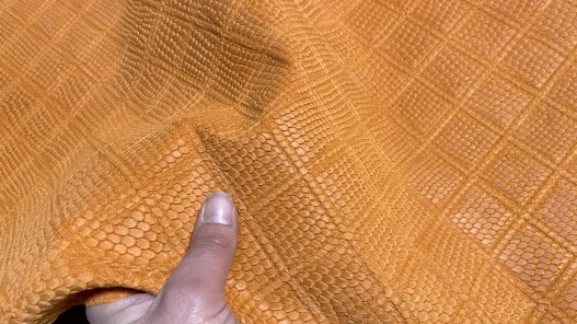 Peau de veau velours façon écailles de serpent orange - maroquinerie - Cuir en stock