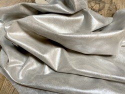 Peau de veau velours beige effet tamponné métallisé argent - maroquinerie - Cuir en Stock