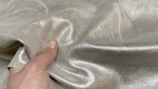 Peau de veau velours beige effet tamponné métallisé argent - maroquinerie - Cuir en stock