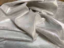 Peau de veau velours blanc effet tamponné métallisé argent - maroquinerie - Cuir en Stock