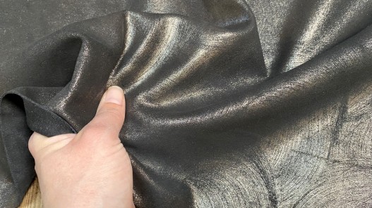 Peau de veau velours noir effet tamponné métallisé or - maroquinerie - Cuir en stock
