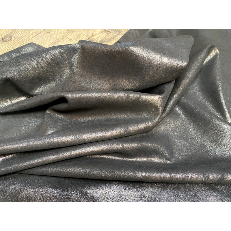 Peau de veau velours noir effet tamponné métallisé or - maroquinerie - Cuir en Stock
