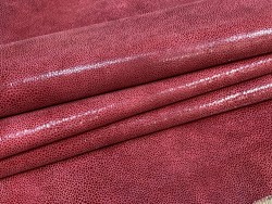 Peau de cuir de veau rouge grainé façon galuchat - maroquinerie - Cuir en Stock