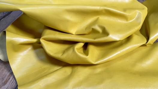 Bande de cuir de vachette finition ciré pullup jaune - maroquinerie - cuir en stock
