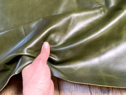 Bande de cuir de vachette finition ciré pullup vert forêt - maroquinerie - Cuir en Stock
