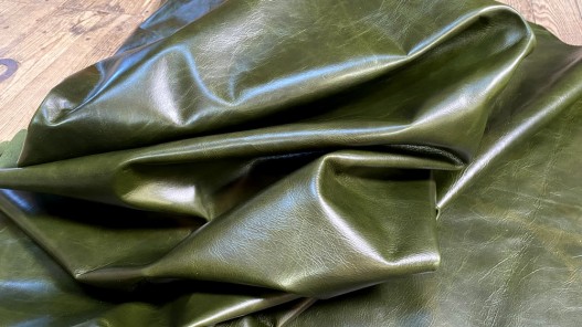 Bande de cuir de vachette finition ciré pullup vert forêt - maroquinerie - cuir en stock