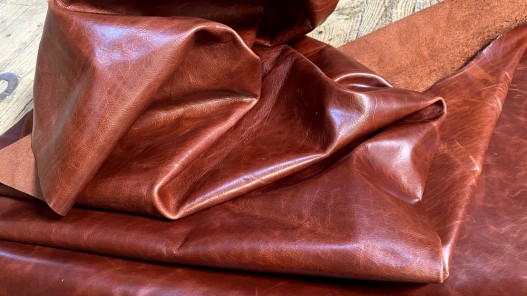 Bande de cuir de vachette finition ciré pullup acajou - maroquinerie - cuir en stock