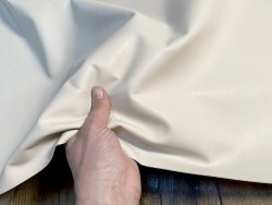 Bande de cuir de vachette finition ciré pullup blanc mastic - maroquinerie - Cuir en Stock