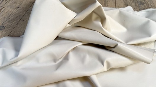 Bande de cuir de vachette finition ciré pullup blanc mastic - maroquinerie - cuir en stock