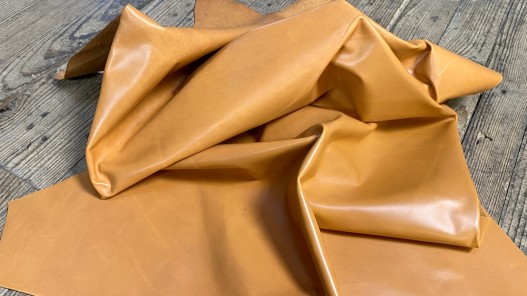Demi-peau de cuir de vachette finition ciré pullup orange - maroquinerie - Cuir en stock
