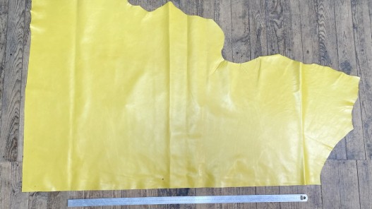 Demi-peau de cuir de vachette finition ciré pullup jaune - maroquinerie - Cuir en stock