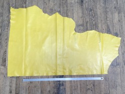 Demi-peau de cuir de vachette finition ciré pullup jaune - maroquinerie - Cuir en stock
