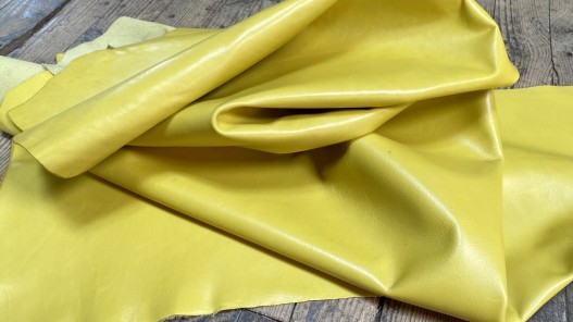 Demi-peau de cuir de vachette finition ciré pullup jaune - maroquinerie - cuir en stock
