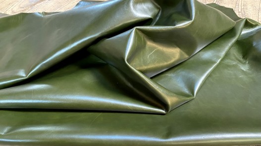 Demi-peau de cuir de vachette finition ciré pullup vert forêt - maroquinerie - cuir en stock
