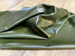 Demi-peau de cuir de vachette finition ciré pullup vert forêt - maroquinerie - cuir en stock