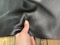 Grand morceau de cuir de taurillon - gros grain - couleur noire - cuir en stock