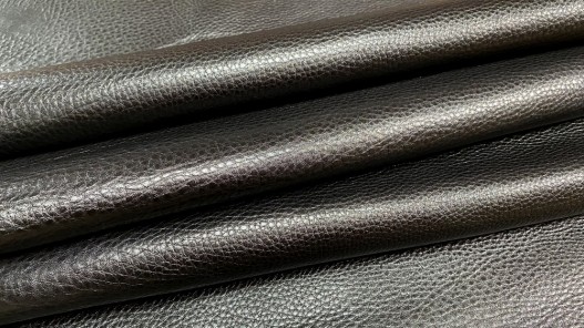 Grand morceau de cuir de taurillon - gros grain - couleur noire - Cuir en Stock