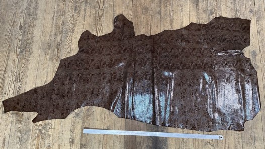 Demi-peau de cuir de vache grain façon crocodile vernis brun - cuir en stock
