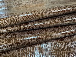Demi-peau de cuir de vache grain façon crocodile vernis brun - Cuir en Stock