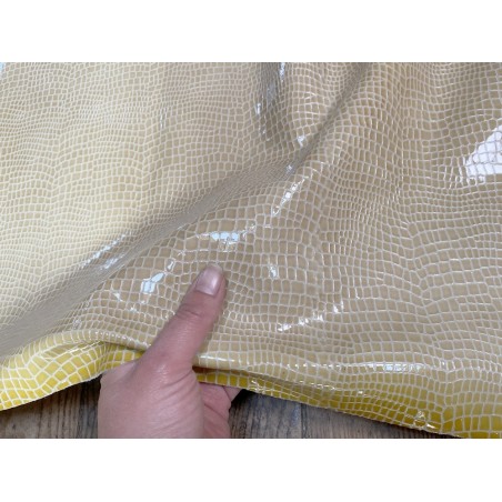 Demi-peau de cuir de vache grain façon crocodile vernis beige - Cuir en stock