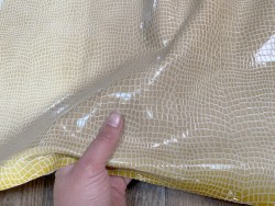 Demi-peau de cuir de vache grain façon crocodile vernis beige - Cuir en stock