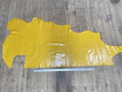 Demi-peau de cuir de vache grain façon crocodile vernis jaune - cuir en stock