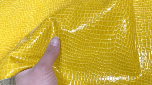 Demi-peau de cuir de vache grain façon crocodile vernis jaune - Cuir en stock