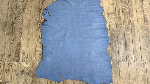 Peau de cuir d'agneau bleu façon jeans - maroquinerie - vêtement - cuir en stock