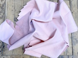 Chutes de cuir vendu au poids veau rose barbe à papa - morceau - Cuir en Stock