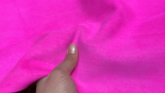 Peau de veau velours rose fluo - touché doux - maroquinerie vêtement - Cuir en stock
