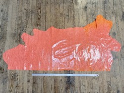 Demi-peau de cuir de vache grain façon crocodile vernis rose corail - cuir en stock