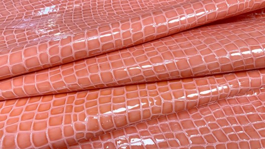 Demi-peau de cuir de vache grain façon crocodile vernis rose corail - Cuir en Stock