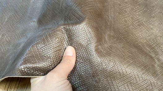 Demi-peau de cuir de vachette effet tressé brun - maroquinerie - Cuir en stock