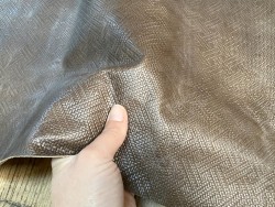 Demi-peau de cuir de vachette effet tressé brun - maroquinerie - Cuir en stock