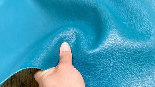 Grand morceau de cuir de taurillon - gros grain - couleur bleu turquoise - Cuirenstock