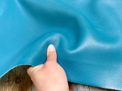 Grand morceau de cuir de taurillon - gros grain - couleur bleu turquoise - Cuirenstock