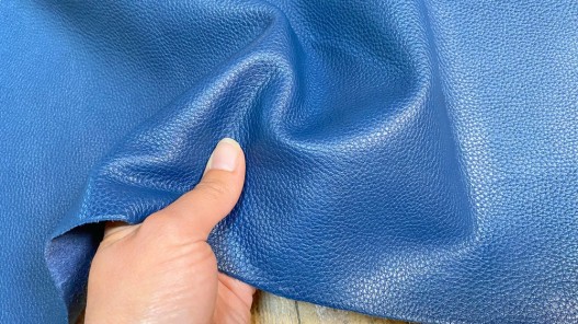 Grand morceau de cuir de taurillon - gros grain - couleur bleu pétrole - Cuir en stock