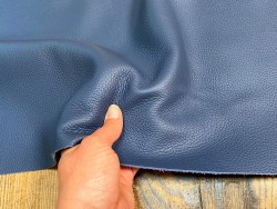 Grand morceau de cuir de taurillon - gros grain - couleur bleu marine - Cuir en stock