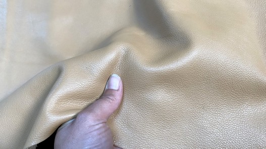 Grand morceau de cuir de taurillon - gros grain - couleur beige - Cuir en stock