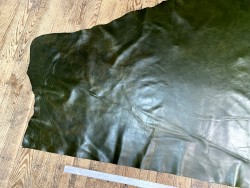 Demi-peau de cuir de vachette finition ciré pullup vert forêt - maroquinerie - Cuir en stock