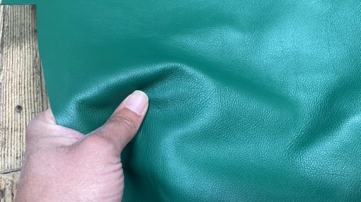 Demi peau - Grand morceau - cuir de veau - vert - maroquinerie - cuirenstock